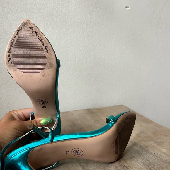 FEMME los angeles 

Luce Minimale in metallic turquoise - Picture 5 of 10